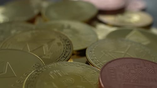 Ethereum- und Bitcoin-Münzen 13