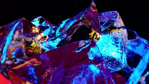 Block Ice se ilumina con azul neón y rosa en la luz