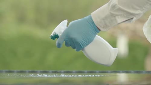 Hand Sprays and Cleans Glossy Surface