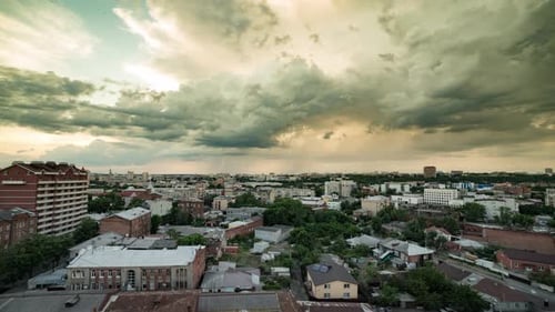 Front de tempête et timelapse de pluie au-dessus de la ville nocturne