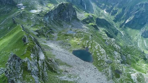 Vorwärts über das majestätische alpine Gebirgstal mit Seen im sonnig bewölkten Sommer
