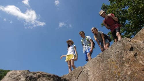 Randonneurs au sommet de la montagne bénéficiant d'une vue panoramique