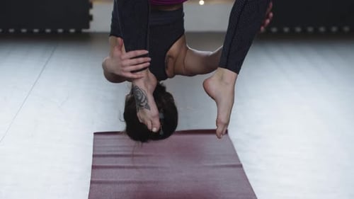 Jeune femme accrochée au hamac de yoga