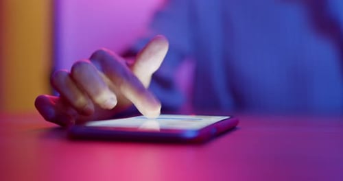 Uso del teléfono celular por la noche por la mujer