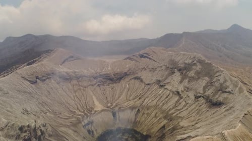 Paisaje montañoso con un volcán activo