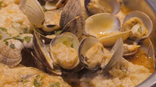 Plan rapproché d'un tas de moules crues sur de la glace pilée sur un marché de fruits de mer