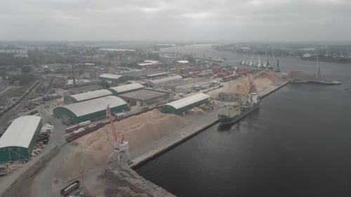 Industriehafenzone mit Lagerhäusern