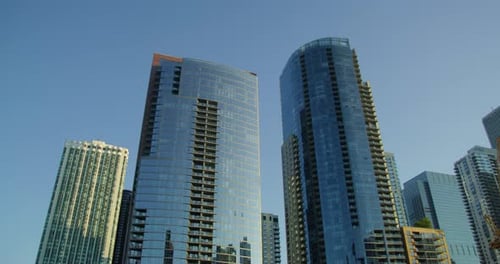Edifícios com fachadas de vidro