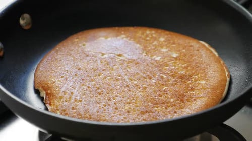 Hausgemachte Pfannkuchen in der Pfanne kochen