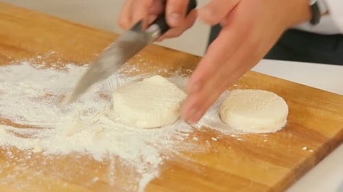 Aus dem rohen Teig dicke Pfannkuchen machen