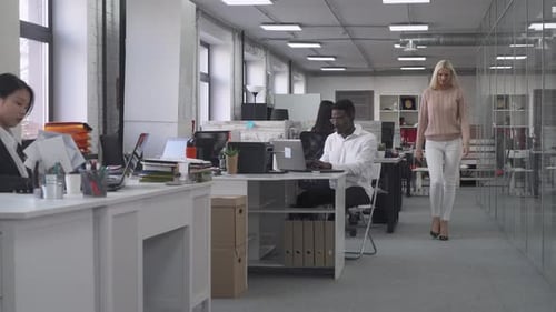 Oficinas internacionales modernas, trabajadores de oficina y gerentes que trabajan en computadoras y trabajan