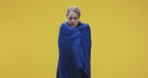 Jeune femme ayant des frissons