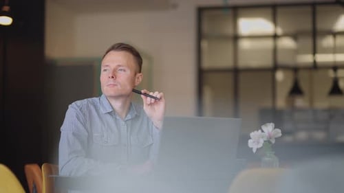Portrait en gros plan de Ponder jeune homme au bureau