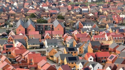 Casas e casas em uma nova propriedade construída no Reino Unido vistas do ar