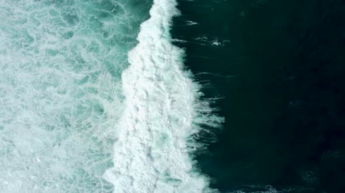 Vagues océaniques mousseuses abstraites de haut en bas
