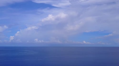 Drohnenpanorama des Strandes mit Meerblick vor Meer- und Sandhintergrund