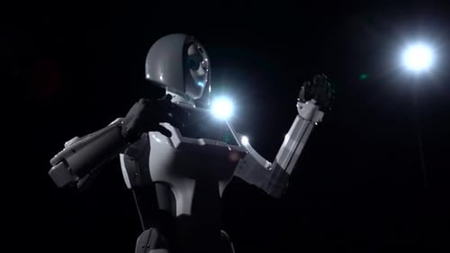 Roboter bewegt sich und gestikuliert mit Händen. Schwarzer Hintergrund