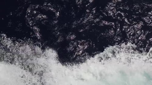 Aus dem schnell fahrenden Boot zogen mächtige Wellen hervor, ein riesiger Strom aus tiefblauem Wasser mit weißem Schaum