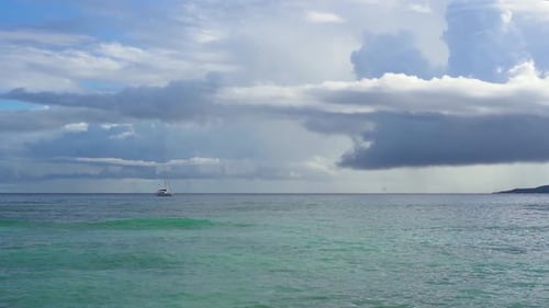 Seychellen. Insel Praslin. Fantastische Meereslandschaft mit klarem blauem Wasser und Himmel. Einsames Segelboot weit weg