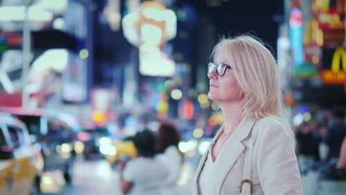 Mulher atraente admirando as luzes da famosa Time Square em Nova York