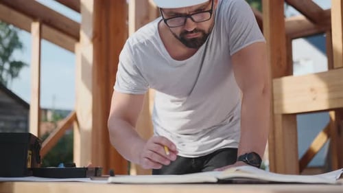 Designer Engineer Makes a Project of the Future House, Draws