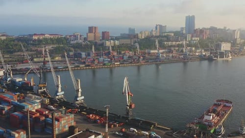 Festmacherwand des Seehafen-Frachtterminals mit Hafenkranen
