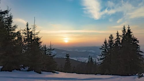 Zeitraffer bei Sonnenuntergang im Winterberg
