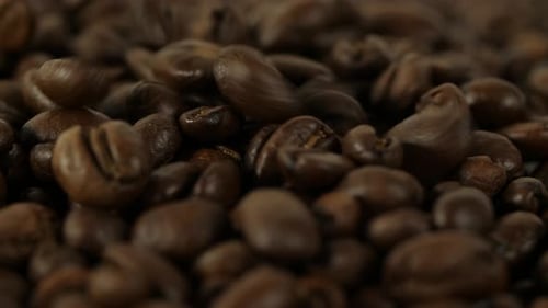 Herunterfallende Kaffeebohnen