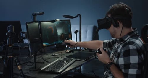 Entwickler spielt ein VR-Spiel oder einen Simulator