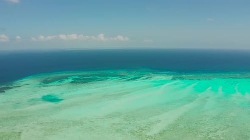 Seelandschaft mit Korallenriff und Atoll im Blauen Meer Balabac, Palawan, Philippinen