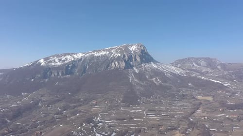 Escena diaria con vídeo aéreo en 4K del valle montañoso de Stol