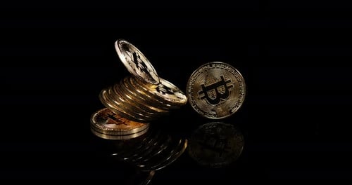 Bitcoins auf schwarzem Hintergrund, Zeitlupe 4K