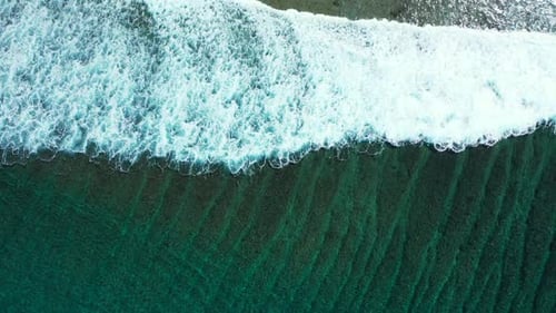 Luftdrohnenaufnahme Tourismus einer wunderschönen Küstenstrandreise durch blaues Meer und weißem Sand Hintergrund eines