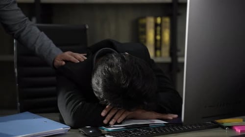 Zwei Geschäftsleute besprechen eine Arbeit in der Nacht, Geschäftsperson, Mann, der im Laufe der Zeit spät im Büro arbeitet