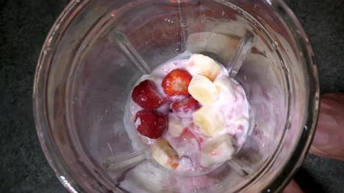 Making a Healthy Raw Vegan Strawberry Banana Smoothie