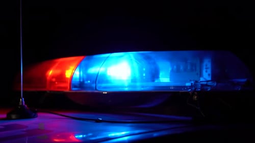 Polizeilichter blinken nachts