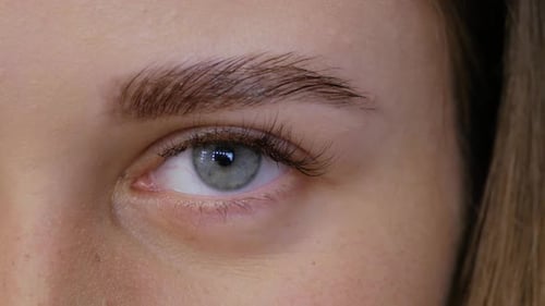 Primer plano de ojos azules