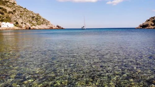 Ein Strand mit klarem Wasser