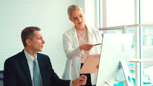 Zwei Geschäftsleute sprechen im Büro über Projektstrategie