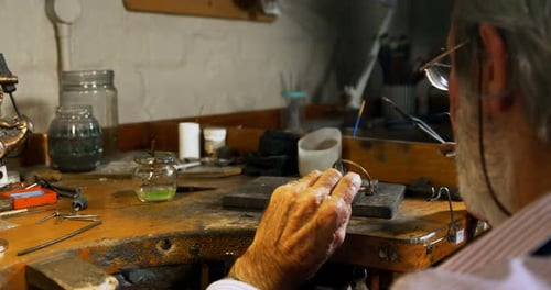 Goldschmied fertigt Schmuck in Werkstatt 4k