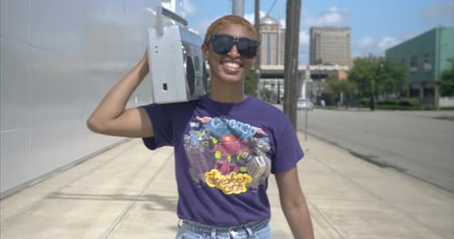 Foto mediana de una atractiva jovencita escuchando música en un boom box