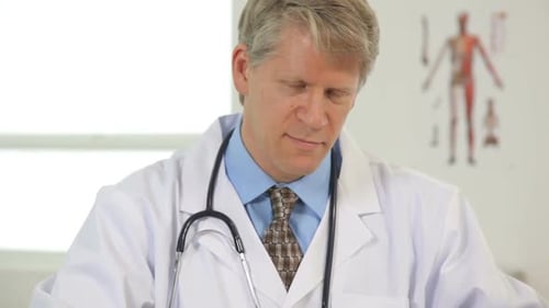 Retrato de médico en el consultorio