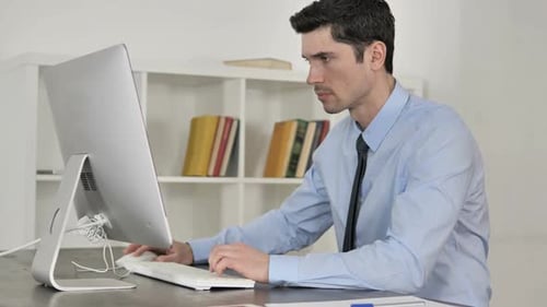 Geschäftsmann arbeitet im Büro am Computer