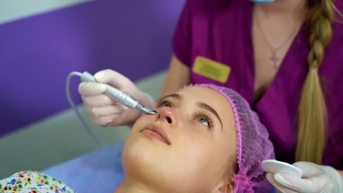 Die Kosmetikerin bietet Schönheitsmanipulationen mit dem Gesicht des Kunden. Anti-Aging-Verfahren. Beauty-Klinik.