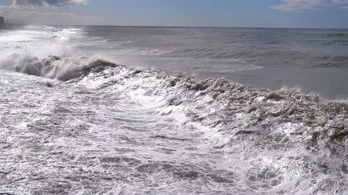 Sturm auf dem Meer. Riesige Wellen krachen und sprühen am Ufer. Zeitlupe
