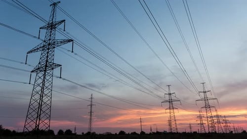 Grands pylônes de lignes électriques sur fond de coucher de soleil orange, Lap de temps, 4k
