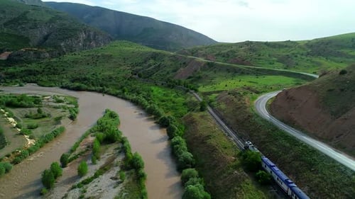 Zugreisen in der Nähe des Flusses
