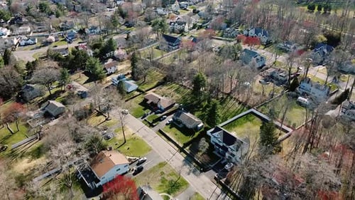 Aviones aéreos de Zumbido sobrevolando casas vecinales, suburbios, Yonkers, Nueva York