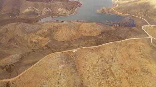 Mountain Lake High in the Mountains Images épiques tournées sur un Drone