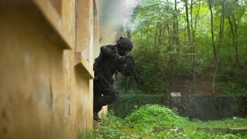 Militaire en action, au Ralenti